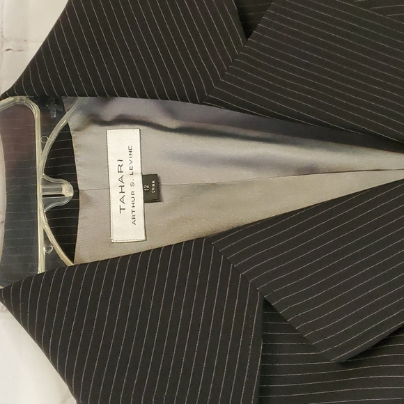 NWT TAHARI Size 12 Pinstriped Blazer - Picture 3 of 9